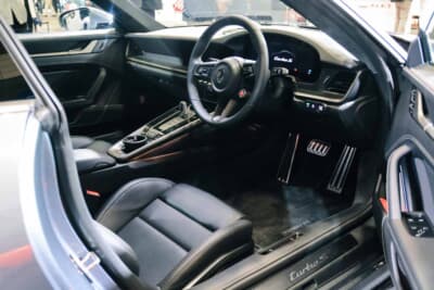 ターボナイトアクセントを全面採用したコクピット。メモリー機能付き18wayアダプティブスポーツシートプラスが標準で与えられる