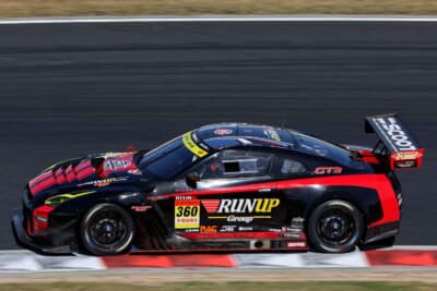 360号車 RUNUP RIVAUX GT-R:黒と赤の精悍なボディで上位を狙い激走
