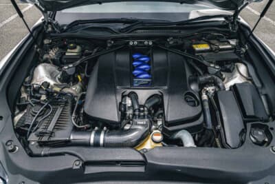 レクサス RC F：エンジンルームにはTOM'Sのカーボン製インテークパイプを装着。5L V型8気筒エンジンのポテンシャル向上を図る