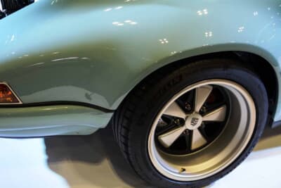 ポルシェ 911 リイマジンドbyシンガー・クラシックスタディ：往年のフックス・ホイールを思わせるデザインが目を引くホイール