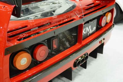 フェラーリ F40LM：リアエンドの迫力を強調する、特徴的な3本出しのエキゾーストパイプだ