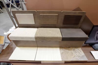 レクビィ プラス LIV'N：会場に展示されたオーダー用内装サンプル。家具色・シート地・床材をそれぞれ3種類から選ぶことで270通りの組み合わせが生まれる