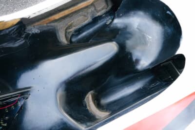 ドライバーはパッセンジャーと対照的に身体をガッチリと固定する。クルマともバイクともかけ離れたドライビングポジションが特徴