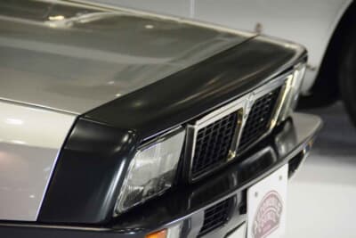 ランチア モンテカルロ：愛嬌のあるフロントノーズだ。直線的でエッジの効いた1970年代らしいウェッジシェイプと、プラスチック部品を巧みに組み合わせたモダンな意匠である