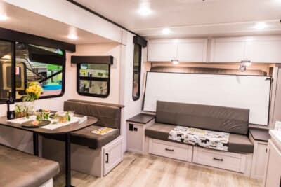 JAYCO 19MBS-BAJA：スライドアウトにより広大な空間を確保する。大人数での利用に対応
