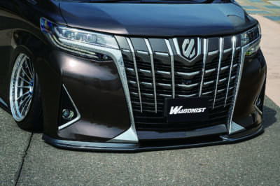 フードトップモールをスムージング加工。リップスポイラーは標準バンパーにマッチするエアロが見当たらなかったため、オーナー自らハンドメイド。完成度はかなり高い 