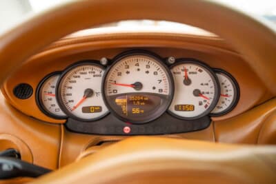 14万8500ドル（邦貨換算約2361万円）で落札された2002年式「ポルシェ 911 GT2」（C）Courtesy of RM Sotheby's