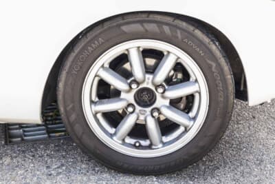 日産 チェリークーペ1200X-1：ブラックレーシングの8スポークアルミホイールに横浜ゴムのアドバン・ネオバを組み合わせた足元