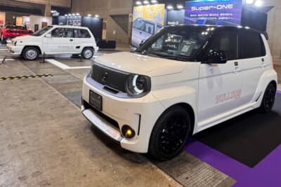 ホンダブースに展示された新型軽BEV「Super-ONE」（手前）と、往年の名車「シティ ターボII」（ブルドッグ、奥）。シティを彷彿とさせるデカールをまとった「Super-ONE」が並んで展示された