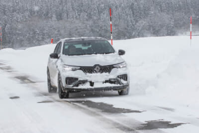 ルノー アルカナ：アルカナとアイスガード7の組み合わせでは、ベシャッとしたシャーベット上の雪の上を走行する際も浮わついた感が生じにくかった