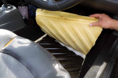 スマート ロードスター：最大の悩みがフロアへの浸水。ペット用のトイレシートを敷くと同時に、交換しやすいようカーペットの一部をカットしているそうだ