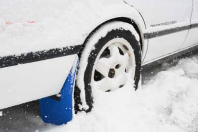 日産 ブルーバード SSS-R：リアホイールとタイヤ。雪を噛んだトレッドパターンが過酷な状況を物語る