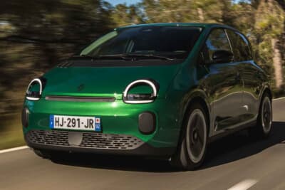 ルノー・トゥインゴ E-Tech エレクトリック：初代を思わせる「笑顔」のような表情を持つLEDシグネチャー