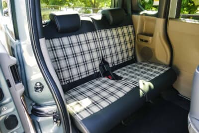 ホンダ N-BOX JOY:後席もチェック柄で統一され、広々とした空間が心地よい雰囲気をつくり出す