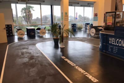 受付までの道のりもコース風。ライン取りが悩ましい