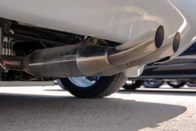 マツダ「ミアータ」：最低地上高を稼ぐデュアルテールのマフラー。スラッシュカットで斜め上がりの出口がスポーティだ。ターボらしい独特の排気音を奏でる