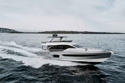 波を立てて力強く疾走する「AZIMUT FLY62」。自動車産業で培われたエンジン技術や、長い歴史を持つ造船技術が、浮かぶ技術と高い次元で融合しています