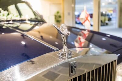 ロールスロイス シルバースパーII：パルテノングリルに鎮座する伝統のマスコット「スピリット・オブ・エクスタシー」