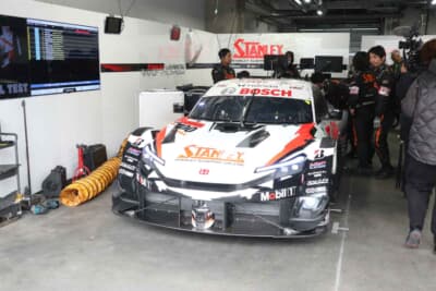 ピットガレージ内で出走に向けた調整が進められるHonda HRC PRELUDE-GT