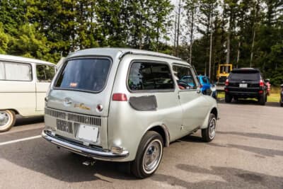 スバル 360カスタム：全体のプロポーションがよくわかるリアクオーターからの眺め