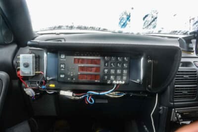 トヨタ セリカ GT-FOUR RC：助手席側のダッシュボードには、本格的なラリーコンピューターが備わっている