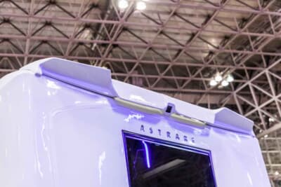 VANTECH ASTRARE TRIAS 480：リア上部にはスポイラーとともにバックカメラをスマートに配置。「ASTRARE」のロゴが誇らしげに輝く