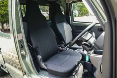 スズキ スーパーキャリイ Xリミテッド：運転席シートはクラストップの40度リクライニングと180mm（10mm×18ノッチ）のスライドを実現している