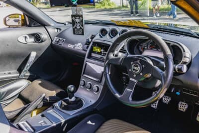 日産 フェアレディZ Z33：ステアリングなど、メーター以外は劇中車に準じたパーツをオーナー自身が装着している