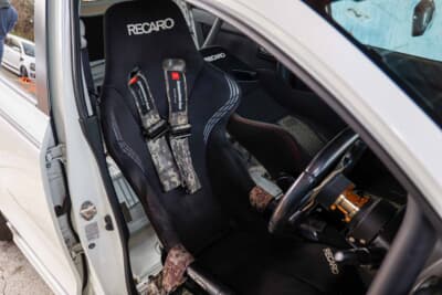 スズキ HA36アルトワークス：運転席はレカロのフルバケットシート、4点式シートベルトはHPIの3インチを使う。安全のため6点式ロールケージも装着している