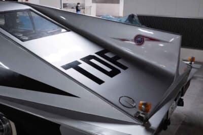 ポインター：ベースはピラーレスの4ドアハードトップ。オリジナルのデザイン自体が車体寸法を変更していなかったことが、車検取得において幸いした