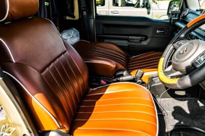 スズキ ジムニー：シートにはカバーを装着している。ほかにもウッドパネルなどへの変更を検討中だという