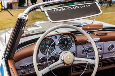 メルセデスベンツ 190SL：アイボリーのステアリングと、機能的に配置された美しい計器類が並ぶ