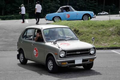 ホンダ ライフ：PC競技が行われる駐車場内の会場へと入場する、1971年式の美しい車体