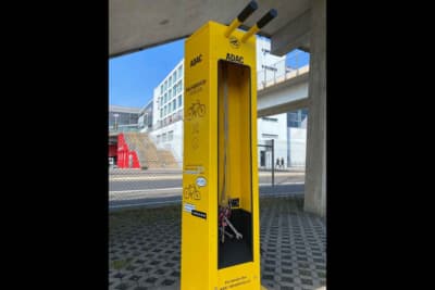 ニュルブルクリンク：周辺はサイクリングを楽しむ人が多いため、ちょっとした自転車用の修理工具が新設
