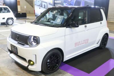 ホンダ Super-ONE：ボディサイドに往年と同じ書体で貼られたBULLDOGステッカー