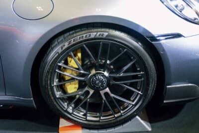 標準装備のPCCBはフロント420mm、リア410mmで歴代2ドアポルシェ最大径。イエローのキャリパーはPCCBの識別色だ