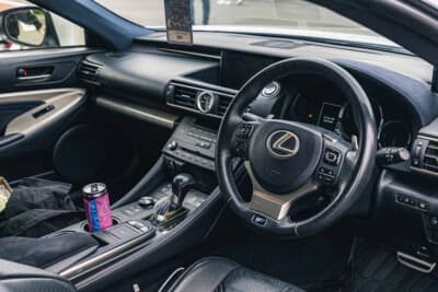 レクサス RC F：ブラックを基調としたスポーティなインテリア。Fモデル専用のメーターやシフトノブが純正ながら存在感を放つ