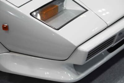 ランボルギーニ カウンタック LP400S：特徴的なリトラクタブルライトと鋭いノーズの造形だ