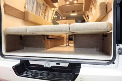 レクビィ プラス LIV'N：リアハッチから確認できる床下収納スペース。スーパーロングボディのシート下を有効活用した大容量の積載スペースを確保する