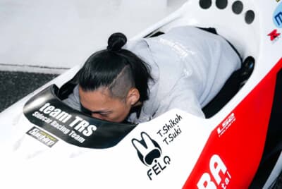 昨シーズンからはドライバーとして戦っている冨本さん。低い姿勢で空気抵抗を減らすのはドライバーもパッセンジャーも変わらない