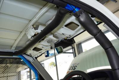 スズキ HA37 アルト：レーダーブレーキサポートなどを取り払ったレース車両ではなく、ナンバー付きの車両を前提に取りまわしを工夫したフロントまわり