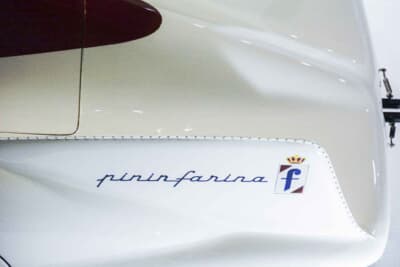 フィアット アバルト 750 レコルド エンデューロ ピニンファリーナ：ボディサイドで輝くピニンファリーナのエンブレムだ。優れた空力ボディとの融合が、前人未到の大記録を打ち立てた