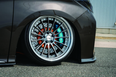 トヨタ アルファード：SSRエグゼキューターCV04S（Ⓕ20×10・-1：Ⓡ20×10・-14） の奥には380φの326パワー製ブレーキユニットを装着。キャリパーはフロント8pot、リア6pot。ホイールの開口部いっぱいにブレーキローターが埋め尽くされインパクトも絶大 