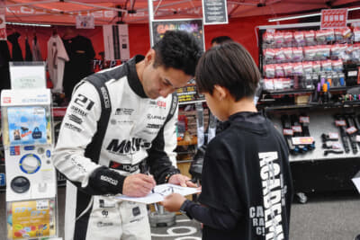 他のFDJドライバー同様、ファンサービスにも余念がない