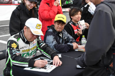 イベント最後は選手らによるサイン会だ。パドックには長い行列が出来上がっていた。ドライバーと直接触れ合える距離の近さこそ、この競技が愛される理由だ