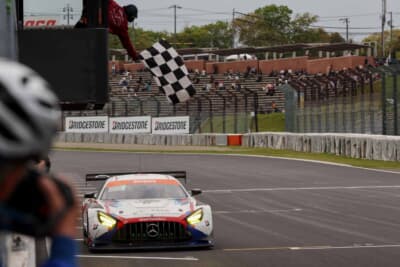 鈴鹿サーキットでチェッカーフラッグを受ける＃33 Craft-Bamboo Racing Mercedes-AMG GT3。開幕戦レース2から続く2戦連続ポールtoウィンで今季2勝目を挙げた