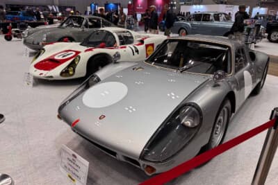 インポーター・デルタクラシックスが出展した1964年式「ポルシェ 904/8」。プライスタグには18億円が記されていた。奥には同ブースのポルシェ 910が並ぶ