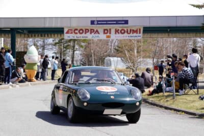 フィアット アバルト モノミッレ：ガトーキングダム小海のエントランスをスタートしていく、1963年式の美しい個体だ
