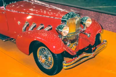 デューセンバーグ SJ： 華麗なスタイルと圧倒的な走行性能で、ハリウッドスターの愛車として人気を博した