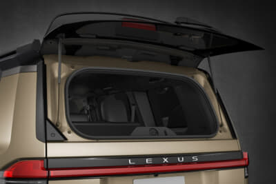 レクサス GX550 OVERTRAIL＋：リアガラスだけでも開閉でき、狭い場所での荷物の台仕入れに重宝する